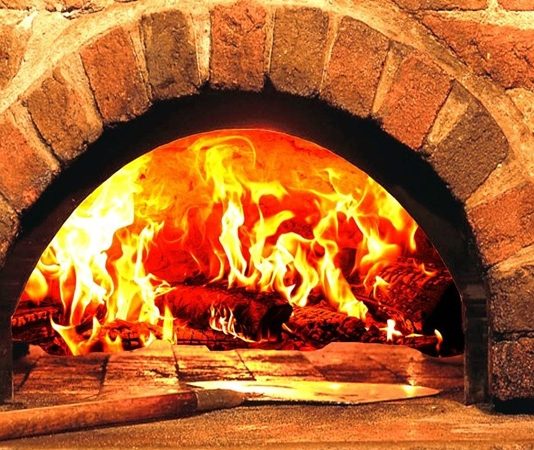 Geleneksel Lezzetin Kalbi Taş Fırın Anadolu mutfağının vazgeçilmez unsurlarından biri olan Taş Fırın, yalnızca bir pişirme aracı değil, yüzyıllardır süregelen bir kültürün taşıyıcısıdır. Ateşle taşın uyumundan doğan bu yöntem, ekmekten pideye, et yemeklerinden hamur işlerine kadar pek çok lezzetin karakterini belirler. Modern fırın teknolojileri gelişmiş olsa da Taş Fırın, verdiği aroma ve doku sayesinde hâlâ ayrıcalıklı bir yere sahiptir. Konulu bir haber görseli.