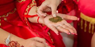 Toplumsal hafızada derin bir yere sahip olan kına geceleri, evlilik sürecinin en duygusal ve sembolik ritüellerinden biri olarak kabul edilir. Bu özel gecede yakılan kına, söylenen türküler ve edilen dualar kadar sofrada sunulan ikramlar da büyük anlam taşır. Kına Gecesi Menüsü, yalnızca misafirlere sunulan yiyeceklerden ibaret değildir; paylaşmanın, vedanın ve yeni bir hayata hazırlığın kültürel yansımasıdır. Bu nedenle kına gecelerinde hazırlanan sofralar, özenle düşünülür ve geleneksel kodlar dikkate alınarak şekillenir. Konulu bir haber görseli.