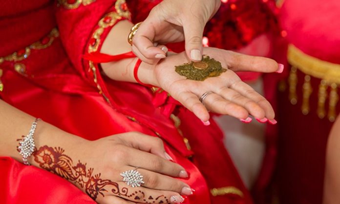 Toplumsal hafızada derin bir yere sahip olan kına geceleri, evlilik sürecinin en duygusal ve sembolik ritüellerinden biri olarak kabul edilir. Bu özel gecede yakılan kına, söylenen türküler ve edilen dualar kadar sofrada sunulan ikramlar da büyük anlam taşır. Kına Gecesi Menüsü, yalnızca misafirlere sunulan yiyeceklerden ibaret değildir; paylaşmanın, vedanın ve yeni bir hayata hazırlığın kültürel yansımasıdır. Bu nedenle kına gecelerinde hazırlanan sofralar, özenle düşünülür ve geleneksel kodlar dikkate alınarak şekillenir. Konulu bir haber görseli.