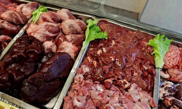 Sakatat kültürü, mutfak tarihinin en eski ve en karakteristik alanlarından birini temsil eder. Hayvanın yalnızca etinin değil, neredeyse her parçasının değerlendirilmesine dayanan bu anlayış, hem ekonomik hem de kültürel bir birikimin sonucudur. Sakatat kültürü, kıtlık dönemlerinden bolluk zamanlarına kadar farklı koşullarda şekillenmiş, toplumların hayatta kalma refleksiyle damak zevkini birleştiren güçlü bir mutfak pratiği olarak varlığını sürdürmüştür. Konulu bir haber görseli.