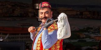 Gelenekten Lezzete Maraş Dondurmasının Hikâyesi ve Günümüzdeki Yeri Türkiye’nin gastronomi mirası içinde kendine özgü yapısı, üretim tekniği ve kültürel arka planıyla öne çıkan Maraş dondurması, yalnızca bir tatlı değil aynı zamanda köklü bir geleneğin günümüze taşınmış hâli olarak kabul ediliyor. Özellikle yaz aylarında yoğun ilgi gören bu eşsiz lezzet, dayanıklı yapısı, bıçakla kesilebilen kıvamı ve kendine has aromasıyla klasik dondurmalardan ayrılıyor. Kahramanmaraş ile özdeşleşen bu ürün, bugün hem yerel ekonominin hem de Türkiye’nin tanıtım yüzlerinden biri hâline gelmiş durumda. Konulu bir haber görseli.