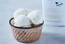 Türk mutfağının köklü tatlı geleneği içinde özel bir yere sahip olan kaymaklı dondurma, geçmişten günümüze uzanan lezzetiyle hem yerel hem de modern sofralarda kendine sağlam bir yer edinmiştir. Süt ve kaymağın yoğun aromasıyla hazırlanan bu dondurma türü, sade yapısına rağmen güçlü bir tat profili sunar. Özellikle doğal ve katkısız tatlı arayışında olanların tercihi hâline gelen kaymaklı dondurma, damakta bıraktığı kalıcı lezzetle dikkat çeker. Konulu bir haber görseli.