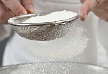 Anadolu mutfağının temel taşlarından biri olan un eleme ve yufka açma, yalnızca bir yemek hazırlığı değil, kuşaktan kuşağa aktarılan güçlü bir kültürel pratiktir. Köy evlerinin avlularında, geniş sofraların kurulduğu günlerde başlayan bu süreç; emeğin, sabrın ve paylaşmanın somut bir yansımasıdır. Unun elenmesiyle başlayan yolculuk, incecik açılan yufkaların sac üzerinde pişirilmesiyle tamamlanır ve ortaya sadece bir yiyecek değil, bir yaşam biçimi çıkar. Konulu bir haber görseli.