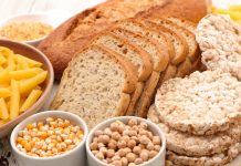 Son yıllarda beslenme dünyasında dikkat çeken değişimlerden biri de glutensiz yemek anlayışının giderek daha fazla konuşulması oluyor. Önceleri yalnızca belirli sağlık sorunlarıyla ilişkilendirilen glutensiz beslenme, günümüzde daha geniş bir kitle tarafından tercih edilmeye başlanmış durumda. İnsanlar artık yalnızca ne yediklerini değil, tükettikleri gıdaların içeriklerini ve vücutları üzerindeki etkilerini daha fazla sorguluyor. Bu sorgulama süreci, glutensiz mutfağı modern beslenme trendlerinin merkezine taşıyor. Konulu bir haber görseli.