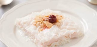 Güllaç, Türk mutfağının en zarif ve hafif tatlılarından biri olarak bilinir ve özellikle Ramazan aylarının vazgeçilmez lezzetleri arasında yer alır. Ancak son yıllarda yalnızca Ramazan’da değil, yılın her döneminde tüketilen bir tatlı kimliğine bürünmesiyle yeniden gündeme geliyor. Hem hafifliği hem de sunduğu ferah tat sebebiyle restoranların ve ev mutfaklarının popüler seçeneklerinden biri haline gelen güllaç, geleneksel köklerinden kopmadan modern sunumlarla daha geniş bir kitleye hitap etmeye başladı. Üstelik tatlının hazırlanışındaki sadelik, onu mutfakta pratik lezzet arayanların da favorisinden biri yapmakta. Konulu bir haber görseli.