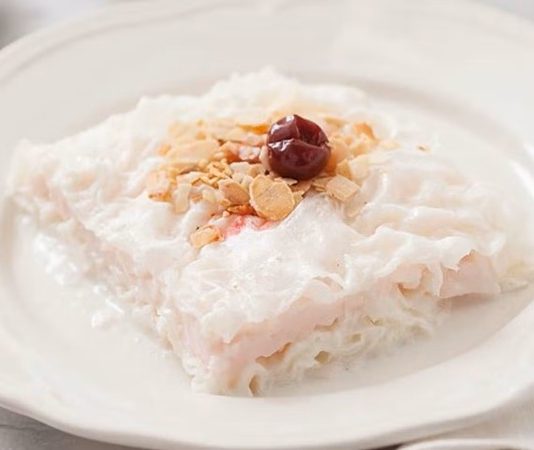 Güllaç, Türk mutfağının en zarif ve hafif tatlılarından biri olarak bilinir ve özellikle Ramazan aylarının vazgeçilmez lezzetleri arasında yer alır. Ancak son yıllarda yalnızca Ramazan’da değil, yılın her döneminde tüketilen bir tatlı kimliğine bürünmesiyle yeniden gündeme geliyor. Hem hafifliği hem de sunduğu ferah tat sebebiyle restoranların ve ev mutfaklarının popüler seçeneklerinden biri haline gelen güllaç, geleneksel köklerinden kopmadan modern sunumlarla daha geniş bir kitleye hitap etmeye başladı. Üstelik tatlının hazırlanışındaki sadelik, onu mutfakta pratik lezzet arayanların da favorisinden biri yapmakta. Konulu bir haber görseli.