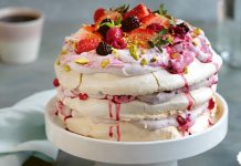 Dünya mutfaklarının son yıllarda en çok konuşulan tatlılarından biri haline gelen Pavlova, hafif yapısı ve zarif görünümü sayesinde geniş kitlelere ulaşmayı başarıyor. Yapımında kullanılan yumurta beyazı ve şekerin ortaya çıkardığı ince kıtır yapı, tatlının kendine özgü dokusunu oluştururken, üzerine eklenen taze meyveler Pavlova’ya hem lezzet hem de görsel zenginlik katıyor. Özellikle yaz aylarında tercih edilen ferahlatıcı etkisiyle ön plana çıkan bu tatlı, günümüzde restoran menülerinin vazgeçilmezleri arasında yer alıyor. Konulu bir haber görseli.