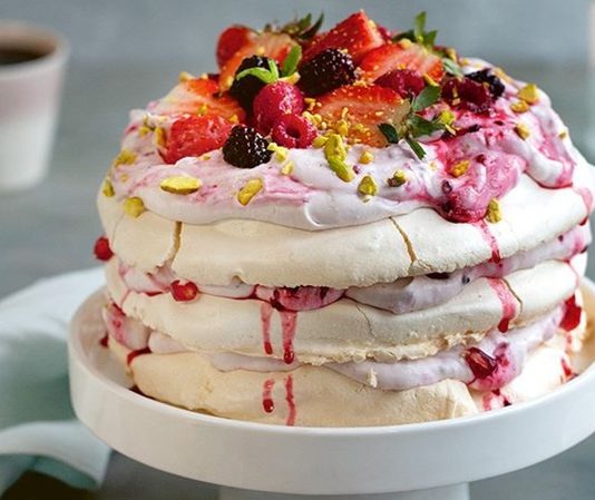 Hafifliğiyle Ünlenen Pavlova Tatlısı Dünyayı Peşinden Sürüklemeye Devam Ediyor Dünya mutfaklarının son yıllarda en çok konuşulan tatlılarından biri haline gelen Pavlova, hafif yapısı ve zarif görünümü sayesinde geniş kitlelere ulaşmayı başarıyor. Yapımında kullanılan yumurta beyazı ve şekerin ortaya çıkardığı ince kıtır yapı, tatlının kendine özgü dokusunu oluştururken, üzerine eklenen taze meyveler Pavlova’ya hem lezzet hem de görsel zenginlik katıyor. Özellikle yaz aylarında tercih edilen ferahlatıcı etkisiyle ön plana çıkan bu tatlı, günümüzde restoran menülerinin vazgeçilmezleri arasında yer alıyor. Konulu bir haber görseli.