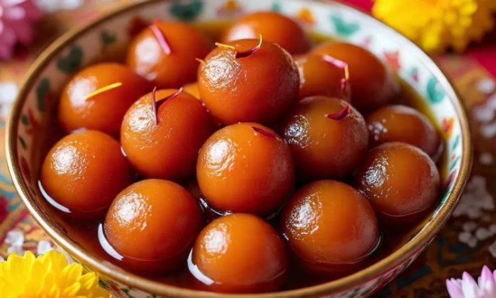 Hint Mutfağının Şerbetle Buluşan Tatlısı Gulab Jamun Dünya Lezzet Haritasında Yükselişte Hindistan’ın en sevilen tatlılarından biri olan Gulab Jamun, son yıllarda sadece Güney Asya’da değil dünya genelinde tatlı severlerin dikkatini çekmeye devam ediyor. Paylaşılan videolar, sokak lezzeti kültürü ve uluslararası restoran zincirlerinin menülerine eklemesi sayesinde gulab jamun, küresel gastronomide kendine daha fazla yer edinmeye başladı. Geleneksel hazırlama yöntemi, yoğun kıvamlı şerbeti ve kendine özgü baharat aromalarıyla öne çıkan tatlı, şimdilerde Batı ülkelerinde bile aranan tatlar arasına girdi. Konulu bir haber görseli.