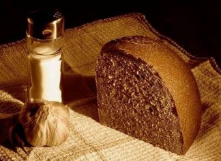 Hristiyan Ortodoks Oruç Diyeti İnanç Ve Beslenme Dengesi Hristiyan Ortodoks geleneğinde oruç, yalnızca belirli yiyeceklerden uzak durmayı değil, aynı zamanda ruhsal arınmayı ve disiplinli bir yaşam biçimini ifade eder. Bu anlayış içinde şekillenen Hristiyan Ortodoks oruç diyeti, bedensel ihtiyaçlar ile manevi hedefler arasında bir denge kurmayı amaçlar. Yüzyıllardır uygulanan bu beslenme yaklaşımı, belirli dönemlerde et, süt ürünleri ve bazı hayvansal gıdaların sınırlandırılmasına dayanır. Konulu bir haber görseli.