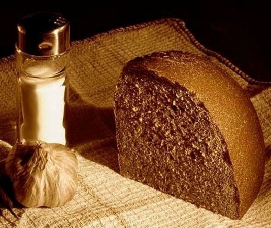 Hristiyan Ortodoks geleneğinde oruç, yalnızca belirli yiyeceklerden uzak durmayı değil, aynı zamanda ruhsal arınmayı ve disiplinli bir yaşam biçimini ifade eder. Bu anlayış içinde şekillenen Hristiyan Ortodoks oruç diyeti, bedensel ihtiyaçlar ile manevi hedefler arasında bir denge kurmayı amaçlar. Yüzyıllardır uygulanan bu beslenme yaklaşımı, belirli dönemlerde et, süt ürünleri ve bazı hayvansal gıdaların sınırlandırılmasına dayanır. Konulu bir haber görseli.