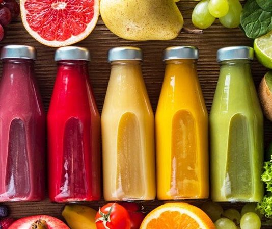 Juice cleanse, yani meyve ve sebze suları ile yapılan detoks uygulamaları, son yıllarda sağlıklı yaşam trendleri arasında önemli bir yer edindi. Bu yöntem, vücudu toksinlerden arındırmayı, sindirim sistemini rahatlatmayı ve enerji seviyesini yükseltmeyi amaçlar. Ancak bu süreçte juice cleanse uygulamasının doğru şekilde yapılması, hem besleyici hem de güvenli olmasını sağlar. İnsanlar, kısa süreli detoks programlarıyla bedenlerini yenilemek ve sağlıklı alışkanlıklarını desteklemek için bilinçli seçimler yapıyor. Konulu bir haber görseli.