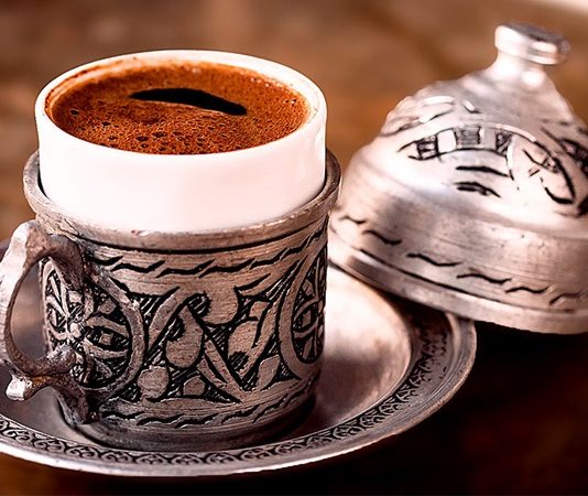 Kahve, yüzyıllardır hem yemek kültürü hem de sosyal yaşamın önemli bir parçası olmuştur. Etiyopya kökenli kahve, zamanla Osmanlı topraklarından Avrupa’ya ve tüm dünyaya yayılmıştır. Kahvenin keşfi, sadece bir içecek olarak değil, kültürel bir ritüel ve toplumsal bir gelenek olarak da değer kazanmasını sağlamıştır. Kahve kültürü, sohbetlerin, misafir ağırlamanın ve sosyal etkileşimlerin merkezinde yer almıştır. Konulu bir haber görseli.