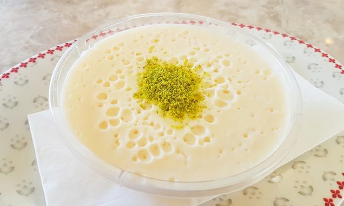 Keşkül, Osmanlı mutfağından günümüze ulaşan, özellikle ramazan aylarında en çok tercih edilen sütlü tatlılardan biri olarak bilinir. Geleneksel yapısıyla sofralarda yer bulan bu tatlı, hem hafifliği hem de badem aromasıyla tatlı severlerin vazgeçilmezi olmayı sürdürüyor. Günümüzde ise farklı sunum ve modern yorumlarla yeniden değer kazanmış durumda. Özellikle son yıllarda gastronomi dünyasında nostaljik tatlara yönelimin artması keşküle olan ilgiyi yeniden yükseltmiş bulunuyor. Konulu bir haber görseli.