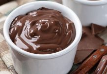 Puding, sade hazırlanışı, hafif dokusu ve her damak zevkine uyarlanabilir yapısıyla son yılların yeniden yükselişe geçen tatlıları arasında yer alıyor. Özellikle evde tatlı yapmak isteyenlerin ilk tercihleri arasında bulunan puding, hem çocukların hem yetişkinlerin gözdesi olmayı sürdürüyor. Türkiye genelinde market raflarında onlarca çeşidinin bulunması, yeni tarif denemelerinin sosyal medyada hızla yayılması ve restoran menülerinde bile özel sunumlarla yer alması, bu tatlının ne kadar geniş bir kitleye hitap ettiğini yeniden gözler önüne seriyor. Kolay hazırlanabilir olması da onu ev mutfaklarının vazgeçilmezlerinden biri haline getiriyor. Konulu bir haber görseli.