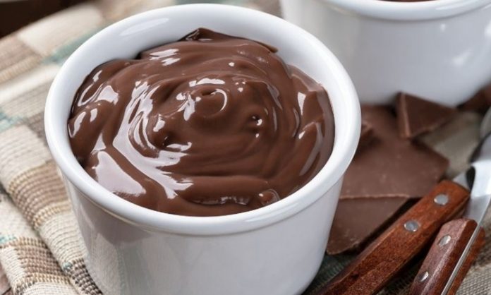 Kıvamı ve Lezzetiyle Sevdiren Tatlı Puding Yeniden Popülerleşiyor Puding, sade hazırlanışı, hafif dokusu ve her damak zevkine uyarlanabilir yapısıyla son yılların yeniden yükselişe geçen tatlıları arasında yer alıyor. Özellikle evde tatlı yapmak isteyenlerin ilk tercihleri arasında bulunan puding, hem çocukların hem yetişkinlerin gözdesi olmayı sürdürüyor. Türkiye genelinde market raflarında onlarca çeşidinin bulunması, yeni tarif denemelerinin sosyal medyada hızla yayılması ve restoran menülerinde bile özel sunumlarla yer alması, bu tatlının ne kadar geniş bir kitleye hitap ettiğini yeniden gözler önüne seriyor. Kolay hazırlanabilir olması da onu ev mutfaklarının vazgeçilmezlerinden biri haline getiriyor. Konulu bir haber görseli.