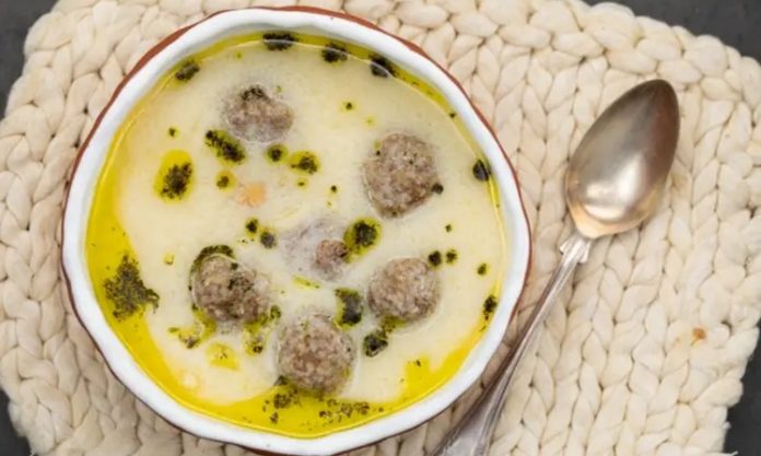 Köfteli Çorba Geleneksel Lezzetin Modern Sofralardaki Yeni Yıldızı Türk mutfağının en sevilen sıcak başlangıçlarından biri olan köfteli çorba, hem doyuruculuğu hem de pratik hazırlanabilirliği sayesinde son dönemlerde yeniden popülerlik kazanıyor. Özellikle ev yapımı köftelerin çorbanın içinde dağılmadan pişmesi, lezzetin dengeli ve yumuşak bir şekilde ortaya çıkmasını sağlıyor. Geleneksel tariflerin modern mutfak teknikleriyle birleşmesiyle ortaya çıkan bu özel çorba, hem kış aylarında hem de yılın diğer dönemlerinde sofralarda kendine yer buluyor. Hafif kıvamı, besleyici yapısı ve baharatların belirgin aromasıyla köfteli çorba, hem çocukların hem yetişkinlerin beğenisini kazanan klasik bir tarif olarak öne çıkıyor. Konulu bir haber görseli.