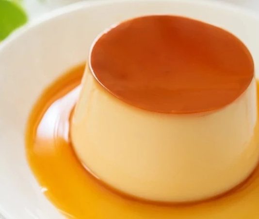 Dünyanın en sevilen tatlılarından biri olan krem karamel, zarif görünümü, pürüzsüz yapısı ve karamelin eşsiz aromasıyla her dönem popülerliğini koruyan özel bir tatlı olarak öne çıkıyor. Hem restoran menülerinde hem de ev mutfaklarında hazırlanan bu tatlı, özellikle hafif ve dengeli tatlı arayanların ilk tercihlerinden biri oluyor. Yumurta, süt ve şeker gibi temel malzemelerle hazırlanması onu hem ekonomik hem de kolay ulaşılabilir bir tatlı hâline getiriyor. Tüm bu özellikleri sayesinde krem karamel, farklı ülkelerin mutfaklarında da çeşitli versiyonlarıyla önemli bir yer edinmiş durumda. Konulu bir haber görseli.