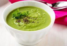 Türkiye’de özellikle son yıllarda sağlıklı beslenme alışkanlıklarının yaygınlaşmasıyla birlikte sebze çorbalarına olan ilgi belirgin şekilde arttı. Bu artışın en çok hissedildiği tariflerden biri de kuşkusuz kremalı brokoli çorbası oldu. Hem hafif yapısı hem de besleyici içeriğiyle dikkat çeken bu çorba, mutfaklarda giderek daha fazla yer buluyor. Brokolinin doğallığını kremanın yumuşak dokusuyla buluşturan tarif, hem öğünlerde ana yemek öncesi sıcak bir başlangıç hem de tek başına besleyici bir öğün olarak tercih ediliyor. Özellikle evde pratik ama aynı zamanda sağlıklı yemekler hazırlamak isteyenler için vazgeçilmez seçeneklerden biri hâline gelmiş durumda. Konulu bir haber görseli.