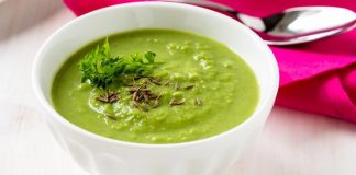 Türkiye’de özellikle son yıllarda sağlıklı beslenme alışkanlıklarının yaygınlaşmasıyla birlikte sebze çorbalarına olan ilgi belirgin şekilde arttı. Bu artışın en çok hissedildiği tariflerden biri de kuşkusuz kremalı brokoli çorbası oldu. Hem hafif yapısı hem de besleyici içeriğiyle dikkat çeken bu çorba, mutfaklarda giderek daha fazla yer buluyor. Brokolinin doğallığını kremanın yumuşak dokusuyla buluşturan tarif, hem öğünlerde ana yemek öncesi sıcak bir başlangıç hem de tek başına besleyici bir öğün olarak tercih ediliyor. Özellikle evde pratik ama aynı zamanda sağlıklı yemekler hazırlamak isteyenler için vazgeçilmez seçeneklerden biri hâline gelmiş durumda. Konulu bir haber görseli.