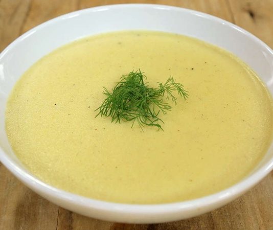 Soğuk havaların etkisini artırdığı bu günlerde, mutfaklarda en çok tercih edilen sıcak tariflerin başında kremalı çorbalar geliyor. Hem yumuşak içimi hem de doyurucu yapısıyla geniş bir kitle tarafından sevilen bu çorbalar, özellikle akşam yemeklerinde veya hafif öğünlerde ideal seçenek olarak görülüyor. Son yıllarda restoran menülerinde daha fazla yer bulan bu lezzetler, sadece pratik hazırlıklarıyla değil, aynı zamanda besleyici içerikleriyle de dikkat çekiyor. Üstelik farklı sebzelerle kolayca zenginleştirilebilmesi, kremalı çorbaları mutfaklarda çok yönlü bir seçenek haline getiriyor. Konulu bir haber görseli.