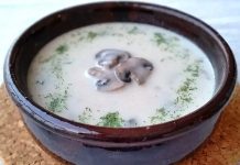 Son dönemlerde özellikle soğuk havaların artmasıyla birlikte restoranlardan ev mutfaklarına kadar geniş bir alanda popülerleşen kremalı mantar çorbası, yumuşak içimi ve zengin aromasıyla dikkat çekiyor. Birçok kişi tarafından hem akşam yemeklerinin başlangıcında hem de hafif öğünlerde tercih edilen bu çorba, krema ve mantarın uyumunu başarılı bir şekilde yansıtıyor. Üstelik farklı mantar türleriyle hazırlanabilir oluşu, lezzetini çeşitlendirmeyi mümkün hale getiriyor. Bu nedenle hem profesyonel şeflerin hem de evde yemek pişirenlerin sıkça yöneldiği tarifler arasında ilk sıralarda yer alıyor. Konulu bir haber görseli.