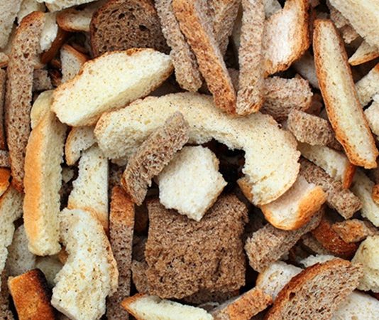 Kuru Ekmekle Yemek Geleneği ve Sofrada Kanaatin Hikâyesi Toplumların yemek kültürü yalnızca zengin sofralar ve çeşitlilik üzerinden şekillenmez; kimi zaman sadelik, kanaat ve dayanıklılık da bu kültürün merkezinde yer alır. Kuru Ekmekle Yemek, bu açıdan bakıldığında hem tarihsel hem de toplumsal anlamlar taşıyan güçlü bir sofra pratiğidir. Yoklukla, sabırla ve paylaşmayla özdeşleşen bu alışkanlık, sadece beslenme biçimi değil, aynı zamanda bir yaşam felsefesini de yansıtır. Konulu bir haber görseli.