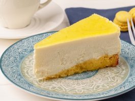 Tatlı dünyasında son yıllarda öne çıkan lezzetlerden biri olan limonlu cheesecake, yoğun dokusuna rağmen ferah tadıyla geniş bir kitleye hitap etmeyi başarıyor. Kremamsı yapısı, limonun canlı aroması ve dengeli tat profili sayesinde bu tatlı, klasik cheesecake anlayışına hafif bir yorum getiriyor. Özellikle tatlıyı ağır bulmayan ama doyurucu bir lezzet arayanlar için limonlu cheesecake, ideal bir alternatif olarak öne çıkıyor. Konulu bir haber görseli.