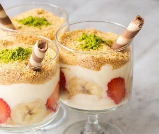 Magnolia Tatlısının Türkiye’de Yükselişi Yeni Nesil Bir Lezzet Akımı Son yıllarda Türkiye’nin tatlı trendleri arasında hızlı bir yükseliş yaşayan magnolia, hafif kreması ve meyveyle bütünleşen dokusuyla geniş bir hayran kitlesi oluşturuyor. Özellikle büyük şehirlerdeki kafelerde ve pastanelerde satış oranları hızla artan bu tatlı, her yaştan tüketiciye hitap etmesiyle dikkat çekiyor. Sosyal medyada paylaşılan videolar, hazırlanış aşamalarının izleyicileri büyülemesi ve tatlının şık sunumu sayesinde magnolia artık ülke genelinde bir fenomen hâline geldi. Konulu bir haber görseli.