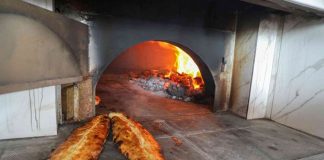 Şehirlerin hızla değiştiği, alışveriş alışkanlıklarının büyük marketlere kaydığı günümüzde mahalle fırını kültürü hâlâ güçlü bir nostalji ve ihtiyaç alanı olarak varlığını sürdürüyor. Sabah erken saatlerde sokağa yayılan ekmek kokusu, mahallelinin günlük ritmini belirleyen sessiz ama etkili bir çağrıdır. Bu fırınlar yalnızca ekmek alınan yerler değil; aynı zamanda sohbetin, selamlaşmanın ve güven duygusunun yaşandığı sosyal alanlardır. Konulu bir haber görseli.