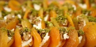 Türkiye’nin meyve cenneti olarak bilinen Malatya, dünya çapında tanınan kayısısıyla gastronomi dünyasında da özel bir yere sahip. Şehrin simgesi haline gelen bu meyve, sadece kuru haliyle değil, aynı zamanda hazırlanan eşsiz tatlılarla da geniş bir üne kavuşmuş durumda. Özellikle Malatya kayısı tatlısı, hafifliği, aromatik yapısı ve doğal malzemeleriyle hem geleneksel mutfakta hem de modern sunumlarda sıkça tercih ediliyor. Son yıllarda gastronomi turizminin artmasıyla birlikte bu tatlı, yerli ve yabancı ziyaretçilerin ilgisini daha fazla çekmeye başladı. Malatya mutfağının incisi olarak tanımlanan bu özel tatlı, doğal içeriğiyle de dikkat çekiyor. Konulu bir haber görseli.