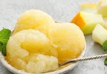 Tatlı dünyasında hafifliği, ferahlatıcı etkisi ve doğal içeriğiyle öne çıkan sorbe, özellikle son yıllarda sağlıklı beslenme ve doğal tatlı arayışlarının artmasıyla yeniden popülerlik kazanmış durumda. Dondurma ile sıkça karıştırılan ancak içerik ve üretim açısından ondan ayrılan sorbe, süt ve süt ürünü içermemesiyle dikkat çekiyor. Meyve, su ve şekerin dengeli birlikteliğinden oluşan bu özel tatlı, hem gastronomi dünyasında hem de günlük tüketimde kendine sağlam bir yer edinmiş bulunuyor. Konulu bir haber görseli.