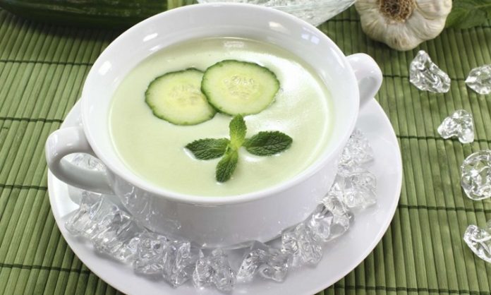 Naneli salatalık çorbası, yaz aylarında sofraların en hafif ve ferahlatıcı seçeneklerinden biri olarak öne çıkıyor. Taze salatalık ve nane ile hazırlanan bu çorba, hem lezzetli hem de besleyici bir başlangıç sunuyor. Naneli salatalık çorbası, yoğurt ve baharatlarla birleştiğinde sofralarda renk ve aroma katıyor. Özellikle sıcak yaz günlerinde hem öğle hem akşam yemeklerinde tercih edilen bu tarif, ferahlatıcı ve sağlıklı bir alternatif olarak dikkat çekiyor. Konulu bir haber görseli.