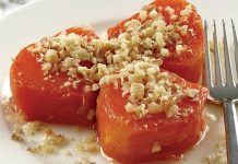 Nevşehir, yalnızca doğal güzellikleriyle değil, aynı zamanda köklü mutfak kültürüyle de öne çıkan şehirlerden biri. Son dönemlerde özellikle Nevşehir kabak tatlısı hem yerli hem yabancı turistlerin dikkatini çekmeye başladı. Bölgenin kendine has ikliminde yetişen kabakların yoğun aroması, tatlının lezzetini farklı bir noktaya taşıyor. Geleneksel yöntemlerle hazırlanan bu tatlı, yöre halkının nesilden nesile aktardığı tariflerle bugün hâlâ yaşatılıyor. Özellikle kış mevsiminde sofraların vazgeçilmez bir parçası haline gelen kabak tatlısı, içerdiği doğal tat ve yumuşacık dokusuyla büyük ilgi görüyor. Konulu bir haber görseli.