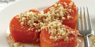 Nevşehir, yalnızca doğal güzellikleriyle değil, aynı zamanda köklü mutfak kültürüyle de öne çıkan şehirlerden biri. Son dönemlerde özellikle Nevşehir kabak tatlısı hem yerli hem yabancı turistlerin dikkatini çekmeye başladı. Bölgenin kendine has ikliminde yetişen kabakların yoğun aroması, tatlının lezzetini farklı bir noktaya taşıyor. Geleneksel yöntemlerle hazırlanan bu tatlı, yöre halkının nesilden nesile aktardığı tariflerle bugün hâlâ yaşatılıyor. Özellikle kış mevsiminde sofraların vazgeçilmez bir parçası haline gelen kabak tatlısı, içerdiği doğal tat ve yumuşacık dokusuyla büyük ilgi görüyor. Konulu bir haber görseli.