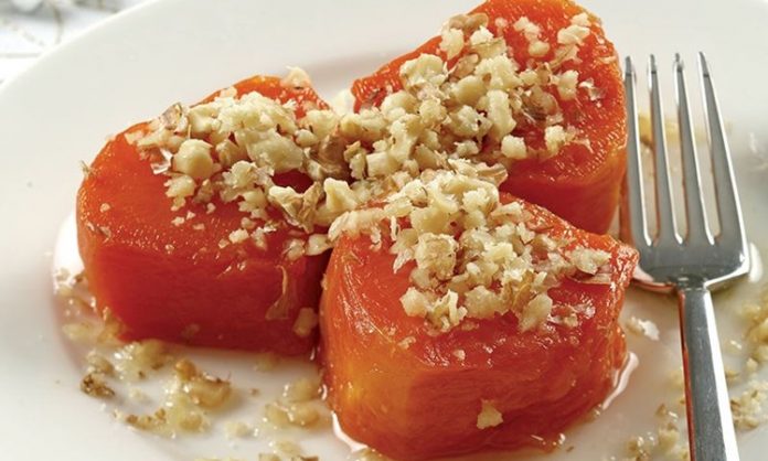 Nevşehir, yalnızca doğal güzellikleriyle değil, aynı zamanda köklü mutfak kültürüyle de öne çıkan şehirlerden biri. Son dönemlerde özellikle Nevşehir kabak tatlısı hem yerli hem yabancı turistlerin dikkatini çekmeye başladı. Bölgenin kendine has ikliminde yetişen kabakların yoğun aroması, tatlının lezzetini farklı bir noktaya taşıyor. Geleneksel yöntemlerle hazırlanan bu tatlı, yöre halkının nesilden nesile aktardığı tariflerle bugün hâlâ yaşatılıyor. Özellikle kış mevsiminde sofraların vazgeçilmez bir parçası haline gelen kabak tatlısı, içerdiği doğal tat ve yumuşacık dokusuyla büyük ilgi görüyor. Konulu bir haber görseli.