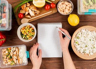 OMAD diyeti, son yıllarda aralıklı oruç ve sade beslenme yaklaşımlarına ilgi duyan bireyler arasında giderek daha fazla konuşulan bir beslenme modeli olarak öne çıkmaktadır. Açılımı “One Meal A Day” olan OMAD, gün içerisinde yalnızca tek bir öğün tüketilmesine dayanan bir sistemi ifade eder. Bu yaklaşım, modern yaşamın karmaşık beslenme alışkanlıklarına karşı daha sade ve kontrollü bir alternatif sunmayı amaçlamaktadır. Konulu bir haber görseli.