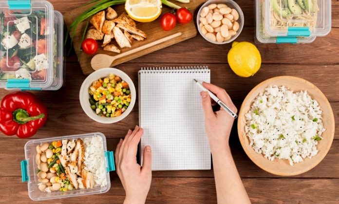OMAD Diyeti Günlük Tek Öğünle Beslenme Yaklaşımının Yükselişi OMAD diyeti, son yıllarda aralıklı oruç ve sade beslenme yaklaşımlarına ilgi duyan bireyler arasında giderek daha fazla konuşulan bir beslenme modeli olarak öne çıkmaktadır. Açılımı “One Meal A Day” olan OMAD, gün içerisinde yalnızca tek bir öğün tüketilmesine dayanan bir sistemi ifade eder. Bu yaklaşım, modern yaşamın karmaşık beslenme alışkanlıklarına karşı daha sade ve kontrollü bir alternatif sunmayı amaçlamaktadır. Konulu bir haber görseli.