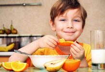 Okul çağı, çocukların hem zihinsel hem de fiziksel gelişiminin hız kazandığı kritik bir dönemdir. Bu süreçte uygulanan okul çağı beslenmesi, yalnızca büyüme ve kilo kontrolü açısından değil, öğrenme kapasitesi, dikkat süresi ve sosyal uyum üzerinde de belirleyici bir rol oynar. Dengeli ve düzenli bir okul çağı beslenmesi, çocukların eğitim hayatındaki başarısını doğrudan etkileyen unsurlar arasında yer alır. Konulu bir haber görseli.