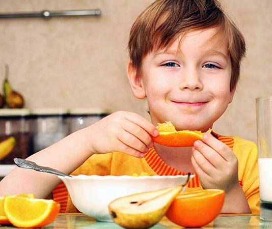 Okul çağı, çocukların hem zihinsel hem de fiziksel gelişiminin hız kazandığı kritik bir dönemdir. Bu süreçte uygulanan okul çağı beslenmesi, yalnızca büyüme ve kilo kontrolü açısından değil, öğrenme kapasitesi, dikkat süresi ve sosyal uyum üzerinde de belirleyici bir rol oynar. Dengeli ve düzenli bir okul çağı beslenmesi, çocukların eğitim hayatındaki başarısını doğrudan etkileyen unsurlar arasında yer alır. Konulu bir haber görseli.