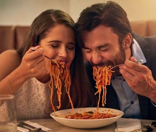 Toplumların yemek kültürü, yalnızca ne yendiğiyle değil, nasıl yenildiğiyle de şekillenir. Bu bağlamda Ortak Tabaktan Yeme, insan ilişkilerinin samimiyetini, güven duygusunu ve paylaşım bilincini yansıtan en eski sofra pratiklerinden biri olarak öne çıkar. Aynı tabaktan yemek yemek, bireyler arasında görünmez bağlar kurar ve sofrayı bir toplumsal etkileşim alanına dönüştürür. Konulu bir haber görseli.