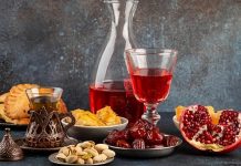 Türk mutfak mirasının en zarif ve en köklü unsurlarından biri olan şerbet kültürü, yalnızca bir içecek geleneği değil; aynı zamanda sosyal hayatın, inanç dünyasının ve estetik anlayışın da önemli bir yansımasıdır. Yüzyıllar boyunca saraylardan halk sofralarına, düğünlerden dini merasimlere kadar uzanan bu gelenek, günümüzde yeniden keşfedilerek kültürel bir değer olarak öne çıkmaktadır. Özellikle doğal içeriklere yönelimin artmasıyla birlikte geleneksel şerbetler, modern yaşamda da kendine yer bulmaktadır. Konulu bir haber görseli.