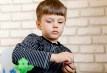 Otizm spektrum bozukluğu, bireyin iletişim, sosyal etkileşim ve davranış alanlarında farklılıklar yaşamasına neden olabilen nörogelişimsel bir durumdur. Her bireyde farklı şekillerde ortaya çıkan bu durum, günlük yaşam alışkanlıklarının da özenle düzenlenmesini gerektirir. Bu noktada otizm dostu diyet, hem fiziksel sağlığı hem de günlük yaşam konforunu destekleyen önemli bir yaklaşım olarak öne çıkar. Konulu bir haber görseli.