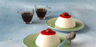 İtalyan mutfağının en rafine tatlılarından biri olan panna cotta, hafif kıvamı, sütlü dokusu ve şık sunumuyla son yıllarda Türkiye’de de oldukça ilgi gören tatlılardan biri hâline geldi. Özellikle yaz aylarında serinletici etkisi nedeniyle tercih edilen bu özel tatlı, hem restoran hem de ev tariflerinde farklı versiyonlarla ortaya çıkıyor. Tatlının temelinde krema bulunması, ona kendine özgü yumuşaklığı kazandırırken, kullanılan vanilya ve meyveler tatlıya zarif bir aroma katıyor. Günümüzde modern pastacılık trendleri sayesinde daha geniş kitlelere ulaşan panna cotta, estetik sunumu ile de dikkat çekiyor. Konulu bir haber görseli.