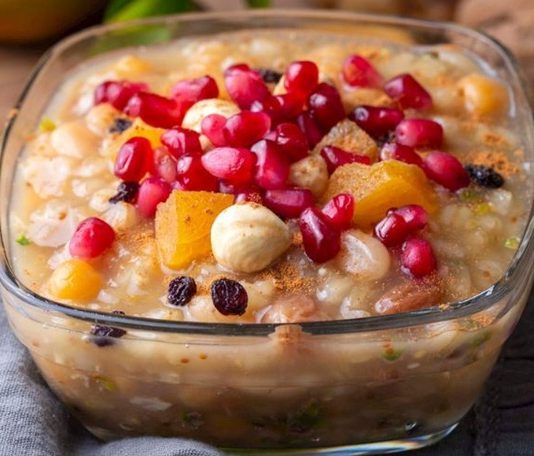 Toplumsal hafızada derin izler bırakan özel günlerden biri olan Aşure Günü, hem dini hem de kültürel yönüyle geniş bir anlam dünyasına sahiptir. Yüzyıllardır sürdürülen bu gelenek, yalnızca bir tatlının hazırlanmasıyla sınırlı kalmaz; paylaşma, dayanışma ve birlikte yaşama kültürünün güçlü bir sembolü olarak öne çıkar. Aşure Günü, farklı inançların ve toplumsal kesimlerin ortak değerlerde buluşabildiği nadir zamanlardan biri olarak kabul edilir. Bu yönüyle aşure, sofranın ötesinde bir anlam taşır. Konulu bir haber görseli.