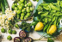 Pegan beslenme, son yıllarda sağlıklı yaşam ve dengeli beslenme konularına ilgi duyan bireyler arasında dikkat çeken hibrit bir yaklaşım olarak öne çıkmaktadır. Paleo ve vegan beslenme anlayışlarının belirli yönlerini bir araya getiren bu model, adını da bu iki kelimenin birleşiminden alır. Pegan, bir yandan doğal ve işlenmemiş gıdaları merkeze alırken, diğer yandan bitki ağırlıklı bir beslenme düzenini teşvik eder. Konulu bir haber görseli.