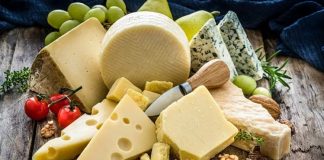 Peynir, tarih boyunca hem yemek kültürü hem de beslenme alışkanlıkları açısından önemli bir yere sahip olmuştur. Farklı süt türlerinden yapılan peynirler, hem lezzet hem de besin değeri açısından sofralarda vazgeçilmez bir öğe olarak kabul edilir. Özellikle Anadolu ve Akdeniz mutfaklarında peynir, yüzyıllardır devam eden bir sofra geleneği olarak nesiller boyunca aktarılmıştır. Konulu bir haber görseli.