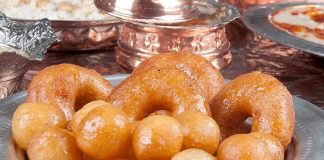 Pişi Tatlısı Gelenekten Günümüze Tatlı Bir Değişim Pişi tatlısı, Anadolu’nun zamana meydan okuyan en geleneksel tatlılarından biri olarak son yıllarda yeniden gündeme geliyor. Özellikle ev yapımı hamur tatlılarına olan ilginin artması, sosyal medyada paylaşılan tarif videoları ve yöresel lezzetlerin popülerleşmesiyle birlikte pişi tatlısı bugün hem klasik sofralarda hem de modern mutfaklarda kendine geniş yer buluyor. Türkiye’nin birçok yöresinde “mayalı tatlı”, “kızarmış hamur tatlısı” gibi isimler altında bilinen pişi, basit malzemelerle hazırlanmasına rağmen oldukça doyurucu ve lezzetli olması sayesinde farklı damak zevklerine hitap etmeyi başarıyor. Bu nedenle son dönemde tatlı tarifleri aramalarında da ciddi bir artış olduğu dikkat çekerken, restoranların menülerinde bile pişinin tatlı versiyonuna yer verildiği görülüyor. Konulu bir haber görseli.