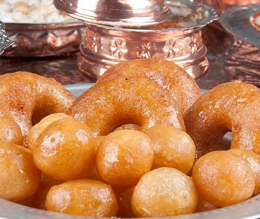 Pişi Tatlısı Gelenekten Günümüze Tatlı Bir Değişim Pişi tatlısı, Anadolu’nun zamana meydan okuyan en geleneksel tatlılarından biri olarak son yıllarda yeniden gündeme geliyor. Özellikle ev yapımı hamur tatlılarına olan ilginin artması, sosyal medyada paylaşılan tarif videoları ve yöresel lezzetlerin popülerleşmesiyle birlikte pişi tatlısı bugün hem klasik sofralarda hem de modern mutfaklarda kendine geniş yer buluyor. Türkiye’nin birçok yöresinde “mayalı tatlı”, “kızarmış hamur tatlısı” gibi isimler altında bilinen pişi, basit malzemelerle hazırlanmasına rağmen oldukça doyurucu ve lezzetli olması sayesinde farklı damak zevklerine hitap etmeyi başarıyor. Bu nedenle son dönemde tatlı tarifleri aramalarında da ciddi bir artış olduğu dikkat çekerken, restoranların menülerinde bile pişinin tatlı versiyonuna yer verildiği görülüyor. Konulu bir haber görseli.