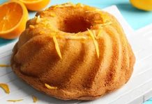 Ev yapımı tatlılar arasında her dönemin favorileri arasında yer alan portakallı kek, hem pratik hazırlanışı hem de ferah aromasıyla son yıllarda yeniden yoğun ilgi görüyor. Özellikle portakalın doğal kokusunu mutfağa yayan bu kek, sabah kahvaltılarından akşam çay saatlerine kadar günün her anında tercih edilebilen bir lezzet olarak öne çıkıyor. Mevsiminde kullanılan portakallarla hazırlanan portakallı kek, doğallığı ve sadeliğiyle dikkat çekiyor. Konulu bir haber görseli.